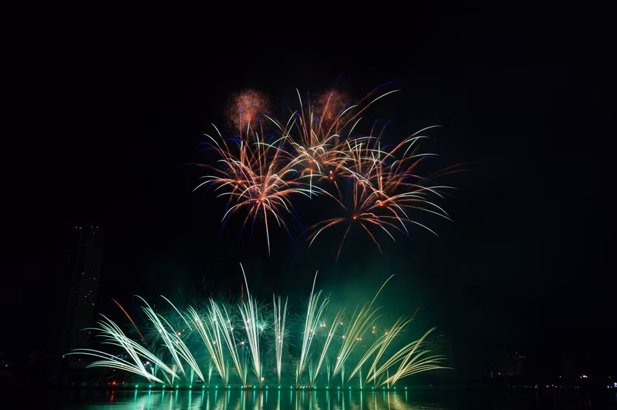 Trên nền nhạc Mad World và Survivor, đội thi đã mượn pháo hoa để mô tả những thăng trầm của nước Úc thời hiện đại. Ảnh: Hoàng Vinh.