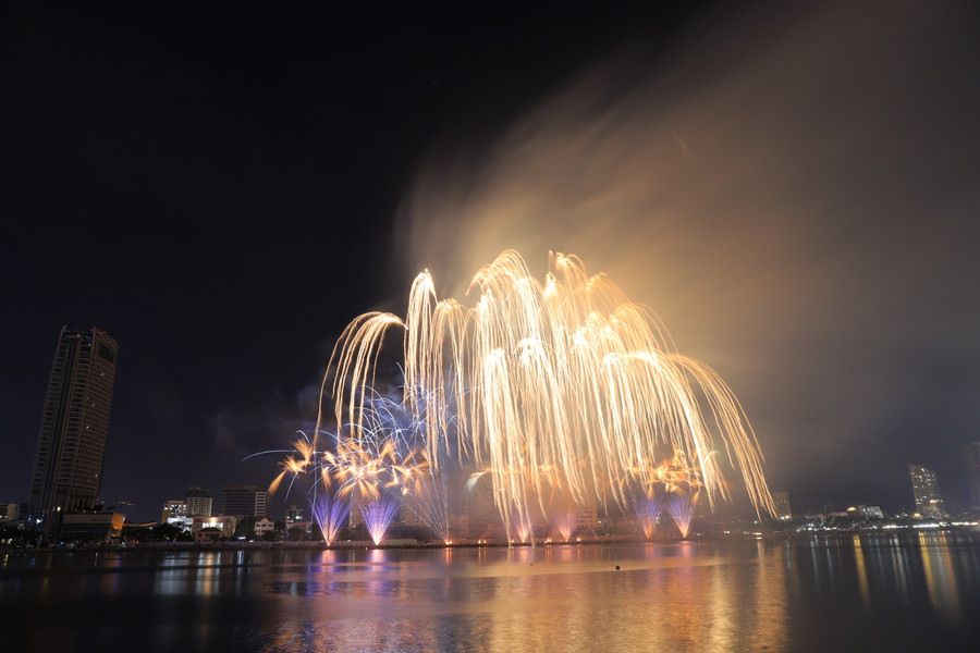 Cựu vương từng giành chức vô địch 2 năm 2017, 2018 đem tới Đà Nẵng năm nay phần trình diễn có tên gọi “Không gian cổ kính và ánh sáng hiện đại”. Ảnh: Hoàng Vinh. Cựu vương từng giành chức vô địch 2 năm 2017, 2018 đem tới Đà Nẵng năm nay phần trình diễn có tên gọi “Không gian cổ kính và ánh sáng hiện đại”. Ảnh: Hoàng Vinh.