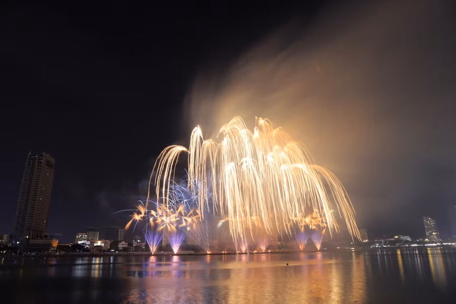 Cựu vương từng giành chức vô địch 2 năm 2017, 2018 đem tới Đà Nẵng năm nay phần trình diễn có tên gọi “Không gian cổ kính và ánh sáng hiện đại”. Ảnh: Hoàng Vinh.