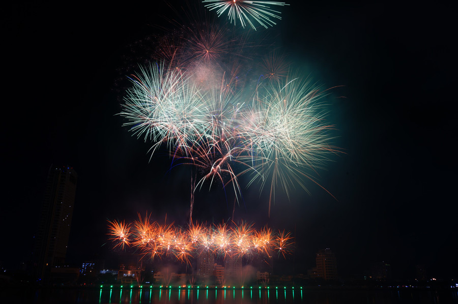 Trên nền nhạc dance sôi động, đội Úc đã khiến người xem không ngừng lắc lư, phấn khích trước sự kết hợp hoàn hảo của âm nhạc và pháo hoa. Ảnh: Hoàng Vinh. Trên nền nhạc dance sôi động, đội Úc đã khiến người xem không ngừng lắc lư, phấn khích trước sự kết hợp hoàn hảo của âm nhạc và pháo hoa. Ảnh: Hoàng Vinh.