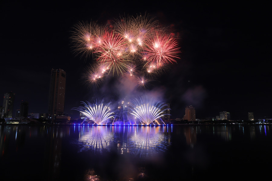 Mở đầu đêm thi thứ 3 là đội pháo hoa đến từ nước Úc. Ảnh: Hoàng Vinh. Mở đầu đêm thi thứ 3 là đội pháo hoa đến từ nước Úc. Ảnh: Hoàng Vinh.