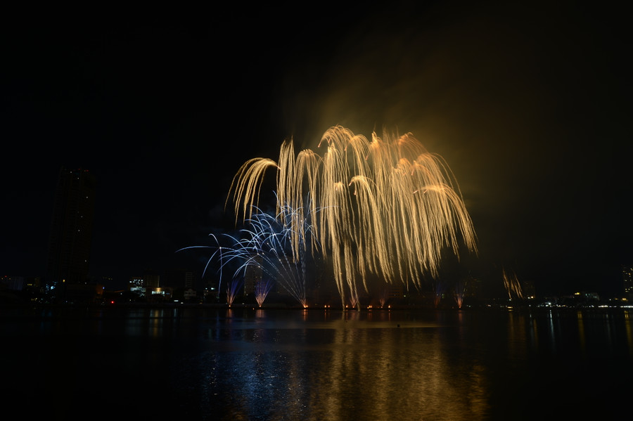 Khán giả đã được chiêm ngưỡng ngôn ngữ ánh sáng đầy lôi cuốn của đội tuyển Italia. Ảnh: Hoàng Vinh. Khán giả đã được chiêm ngưỡng ngôn ngữ ánh sáng đầy lôi cuốn của đội tuyển Italia. Ảnh: Hoàng Vinh.