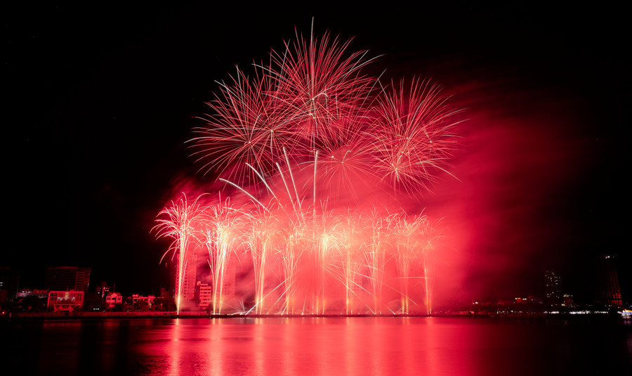 Đội italia đã thắp sáng bầu trời đêm Đà Nẵng bằng những màn pháo hoa rực rỡ trên nền nhạc cổ điển giao thoa hiện đại. Ảnh: Hoàng Vinh. Đội italia đã thắp sáng bầu trời đêm Đà Nẵng bằng những màn pháo hoa rực rỡ trên nền nhạc cổ điển giao thoa hiện đại. Ảnh: Hoàng Vinh.