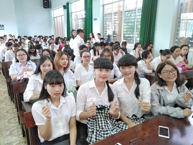 Hai chị em sinh đôi Yến Nhi và Uyển Nhi cùng các bạn tân sinh viên ngành Quản lý Nhà nước, hân hoan trong ngày khai giảng năm học mới 2018-2019. Hai chị em sinh đôi Yến Nhi và Uyển Nhi cùng các bạn tân sinh viên ngành Quản lý Nhà nước, hân hoan trong ngày khai giảng năm học mới 2018-2019.