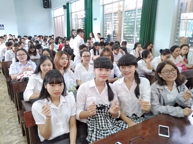 Hai chị em sinh đôi Yến Nhi và Uyển Nhi cùng các bạn tân sinh viên ngành Quản lý Nhà nước, hân hoan trong ngày khai giảng năm học mới 2018-2019.