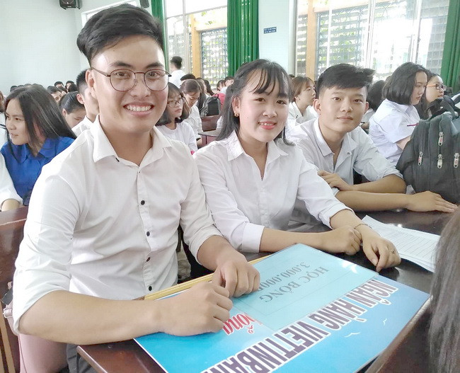 Niềm vui của thủ khoa Phạm Thị Nguyệt ( ngồi giữa) khi nhận được bằng khen và học bổng nhân dịp lễ khai giảng năm học mới Niềm vui của thủ khoa Phạm Thị Nguyệt ( ngồi giữa) khi nhận được bằng khen và học bổng nhân dịp lễ khai giảng năm học mới