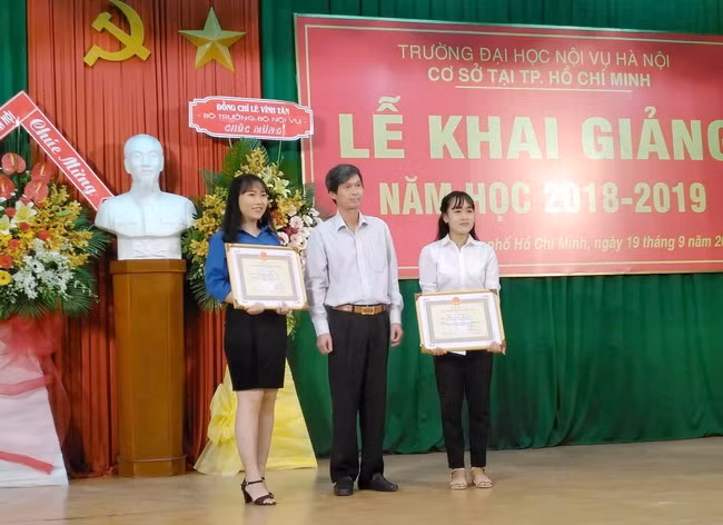 Ông Đào Ngọc Quang - Phó Giám đốc Cơ sở Trường ĐH Nội vụ Hà Nội tại TPHCM trao bằng khen và phần thưởng cho tân SV thủ khoa và SV xuất sắc học giỏi