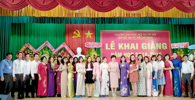 Đại diện Ban Giám hiệu Nhà trường cùng chụp hình lưu niệm với Ban Giám đốc và đội ngũ cán bộ GV,CNV Cơ sở tại TPHCM Đại diện Ban Giám hiệu Nhà trường cùng chụp hình lưu niệm với Ban Giám đốc và đội ngũ cán bộ GV,CNV Cơ sở tại TPHCM