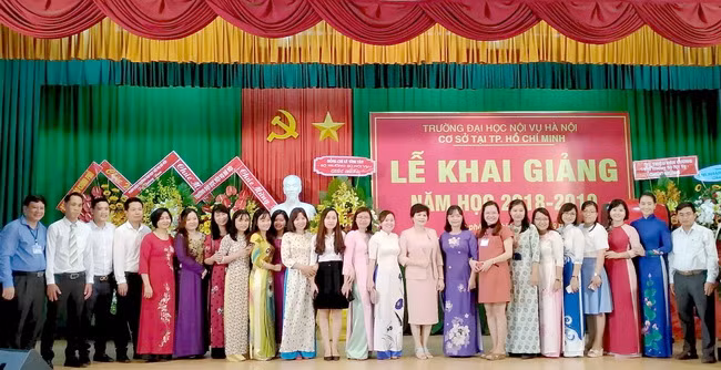 Đại diện Ban Giám hiệu Nhà trường cùng chụp hình lưu niệm với Ban Giám đốc và đội ngũ cán bộ GV,CNV Cơ sở tại TPHCM