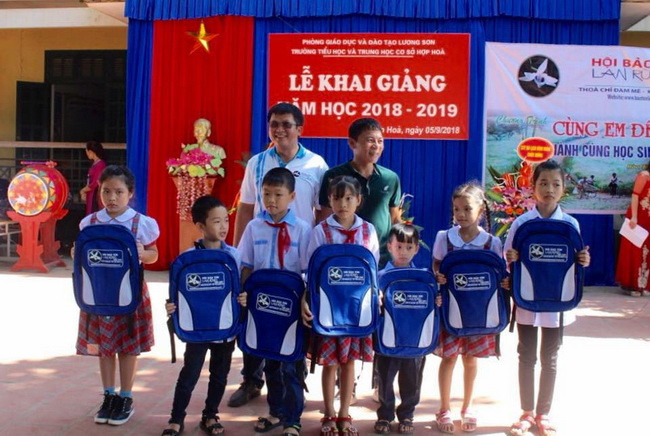 Đại diện Ban tổ chức tặng học bổng và cặp sách cho HS có hoàn cảnh khó khăn trường Tiểu học &THCS Hiệp Hòa. Đại diện Ban tổ chức tặng học bổng và cặp sách cho HS có hoàn cảnh khó khăn trường Tiểu học &THCS Hiệp Hòa.