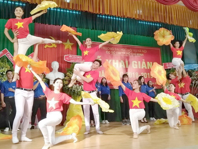 Tiết mục văn nghệ chào mừng của SV Nhà trường trong Lễ Khai giảng năm học mới 2018-2019.