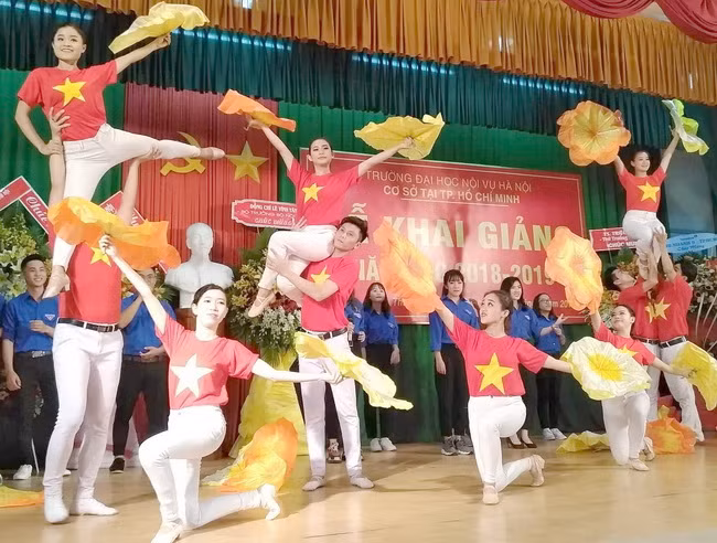 Tiết mục văn nghệ chào mừng của SV Nhà trường trong Lễ Khai giảng năm học mới 2018-2019.