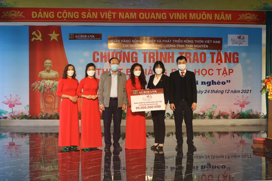 Lãnh đạo Agribank chi nhánh Phú Lương, Phòng GD&ĐT Phú Lương trao tặng kinh phí hỗ trợ mua sắm thiết bị dạy học cho Trường mầm non Cổ Lũng