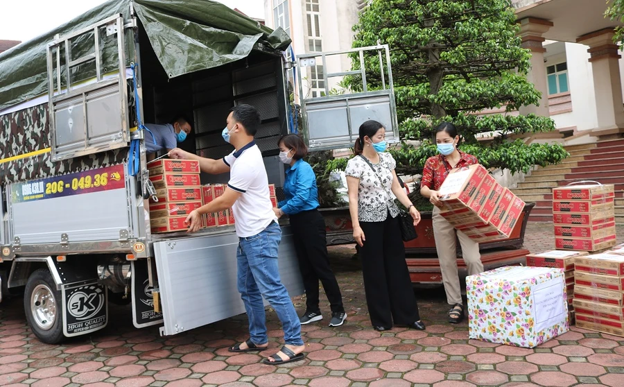 Cán bộ giáo viên các nhà trường vận chuyển vật tư, đồ dùng, nhu yếu phẩm để tặng các vùng dịch