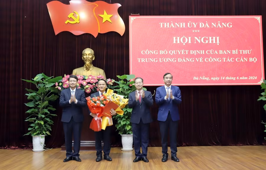 Lãnh đạo Thành uỷ, HĐND, UBND TP Đà Nẵng tặng hoa chúc mừng ông Nguyễn Đình Vĩnh.