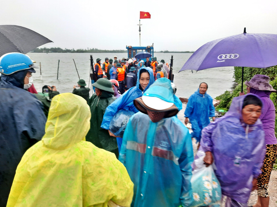 Việc sơ tán dân toàn bộ người dân ở ốc đảo Long Thạnh Tây đã được hoàn thành lúc 9h cùng ngày. Việc sơ tán dân toàn bộ người dân ở ốc đảo Long Thạnh Tây đã được hoàn thành lúc 9h cùng ngày.