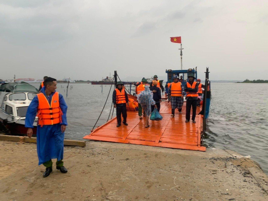 Lực lượng bộ đội, công an đưa tàu ra ốc đảo Long Thạnh Tây đón dân vào bờ trú bão. Lực lượng bộ đội, công an đưa tàu ra ốc đảo Long Thạnh Tây đón dân vào bờ trú bão.