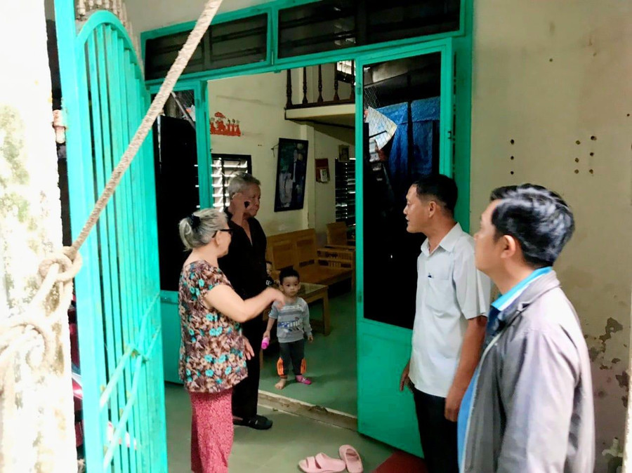 Lực lượng chức năng phường An Hải Bắc (quận Sơn Trà) đến vận động người dân đến nơi an toàn tránh bão.