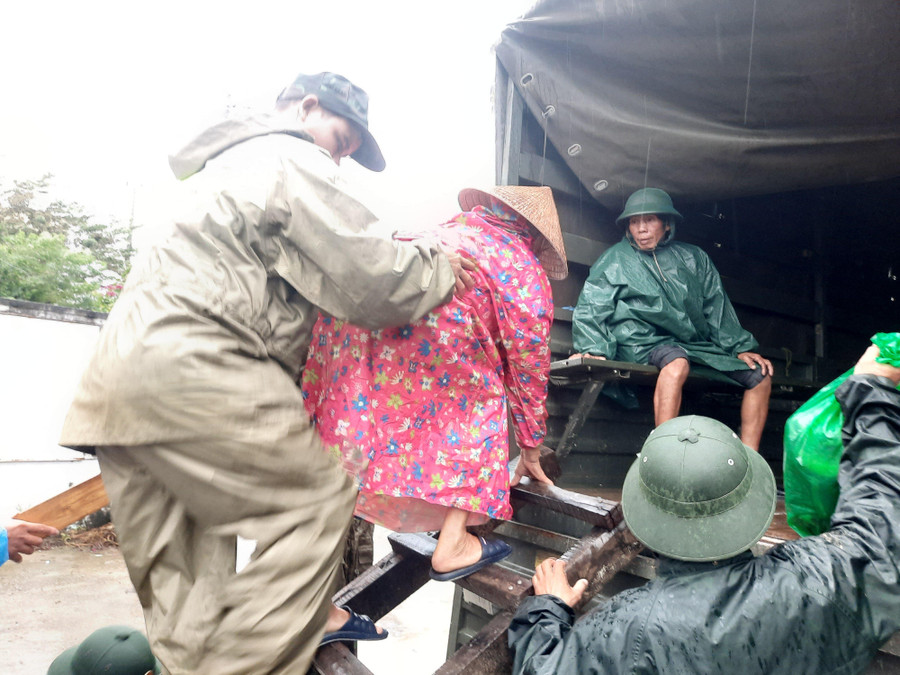 Hỗ trợ đưa người dân lên xe chở về nơi tránh bão. Hỗ trợ đưa người dân lên xe chở về nơi tránh bão.