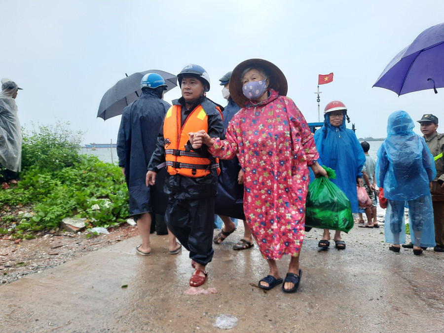 Dẫn người dân lên đất liền tránh bão Noru. Dẫn người dân lên đất liền tránh bão Noru.