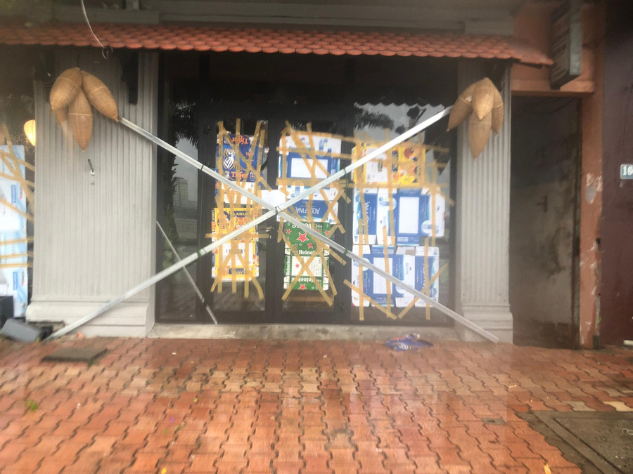 Người dân TP. Đà Nẵng chằng chống nhà cửa trước cơn bão Noru.