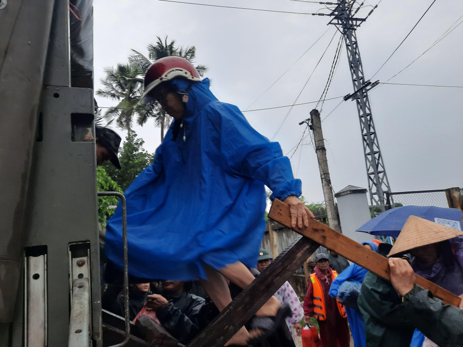 Người dân lên xe để về nơi tránh bão. Người dân lên xe để về nơi tránh bão.