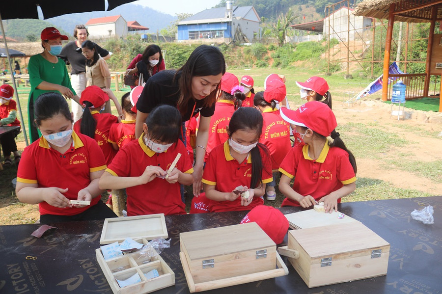 Học sinh trường Tiểu học Điềm Mặc, Định Hóa, Thái Nguyên tại xưởng mộc, khu trải nghiệm Về nguồn ATK