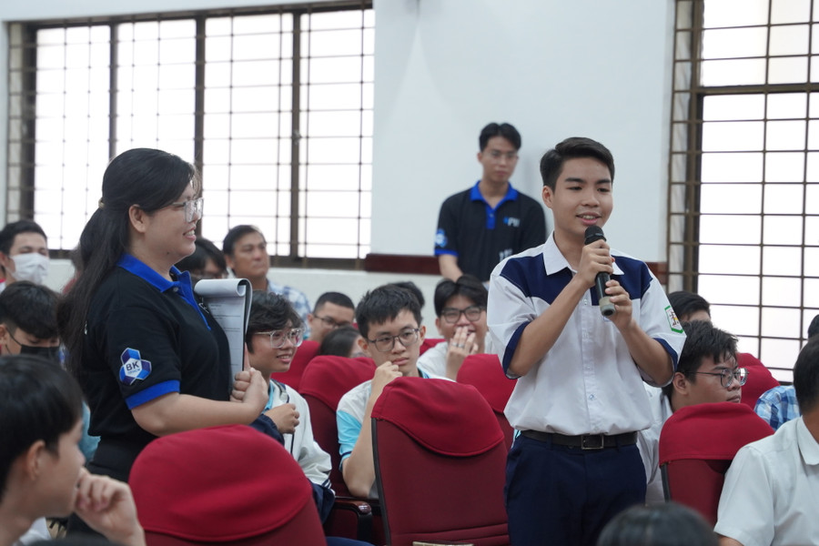 Học viên đặt câu hỏi tại buổi lễ khai giảng khoá học. (Ảnh: HCMUT)