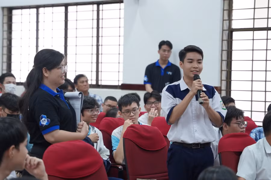 Học viên đặt câu hỏi tại buổi lễ khai giảng khoá học. (Ảnh: HCMUT) Học viên đặt câu hỏi tại buổi lễ khai giảng khoá học. (Ảnh: HCMUT)