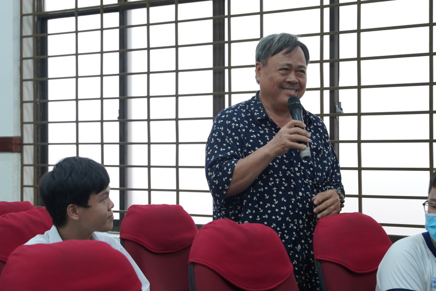 Phụ huynh đưa con từ Đồng Nai đến dự khóa học. (Ảnh: HCMUT)