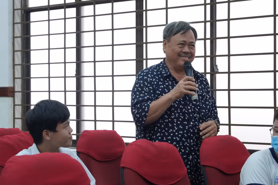 Phụ huynh đưa con từ Đồng Nai đến dự khóa học. (Ảnh: HCMUT) Phụ huynh đưa con từ Đồng Nai đến dự khóa học. (Ảnh: HCMUT)