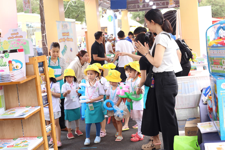 Ngày hội thu hút nhiều khách tham quan ở mọi lứa tuổi.