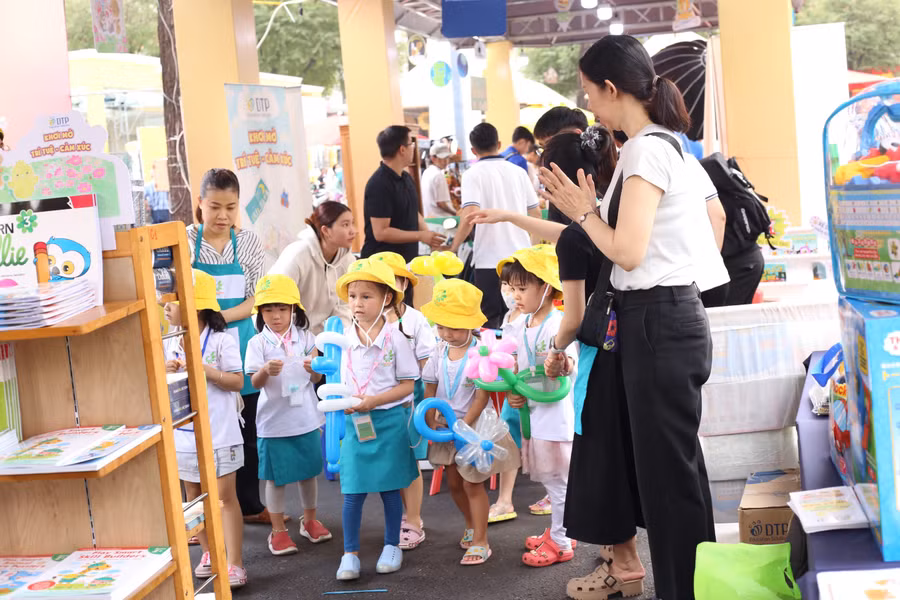 Ngày hội thu hút nhiều khách tham quan ở mọi lứa tuổi.