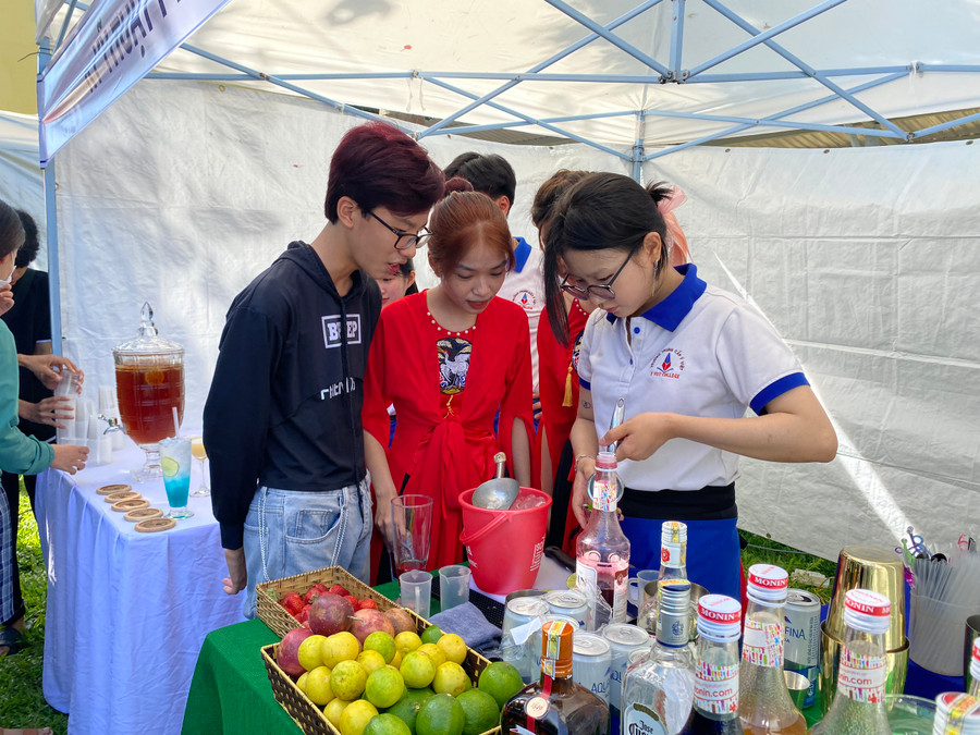 Các em học sinh trải nghiệm tham quan gian hàng biểu diễn, thực hành nghề kỹ thuật pha chế. Ảnh: Hoàng Vinh. Các em học sinh trải nghiệm tham quan gian hàng biểu diễn, thực hành nghề kỹ thuật pha chế. Ảnh: Hoàng Vinh.