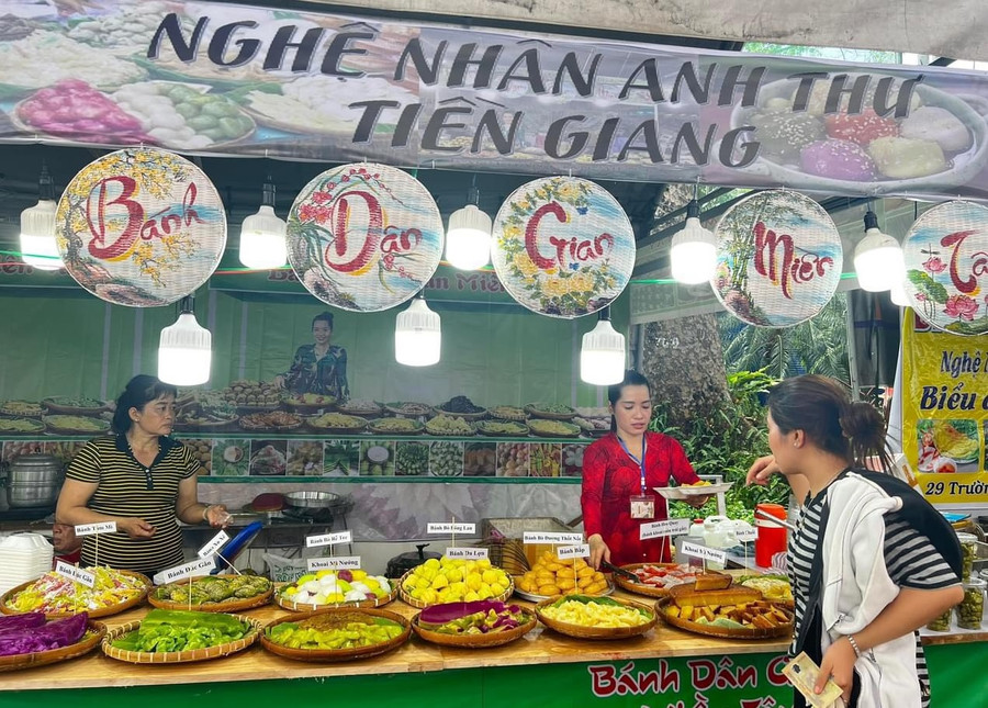 Nghệ nhân dân gian trực tiếp làm bánh tại chỗ và giới thiệu với du khách. Ảnh: HT Nghệ nhân dân gian trực tiếp làm bánh tại chỗ và giới thiệu với du khách. Ảnh: HT