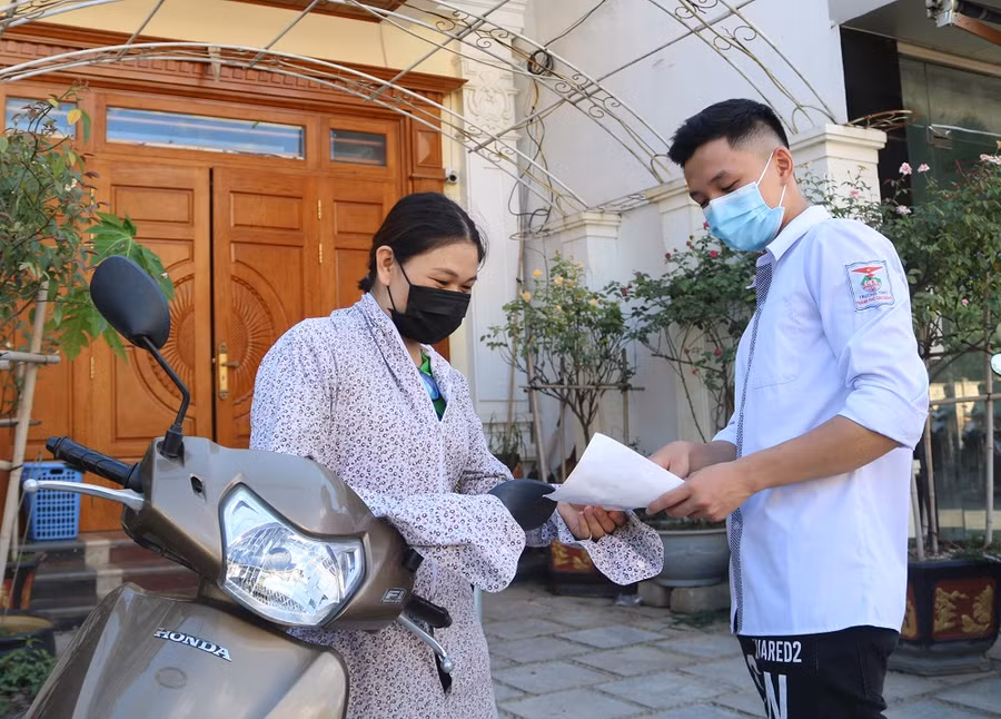 Phụ huynh cũng nóng lòng không kém khi đợi đón con