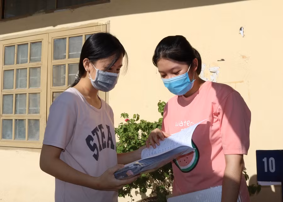 Các thí sinh trao đổi về bài thi môn Toán sau khi kết thúc buổi thi