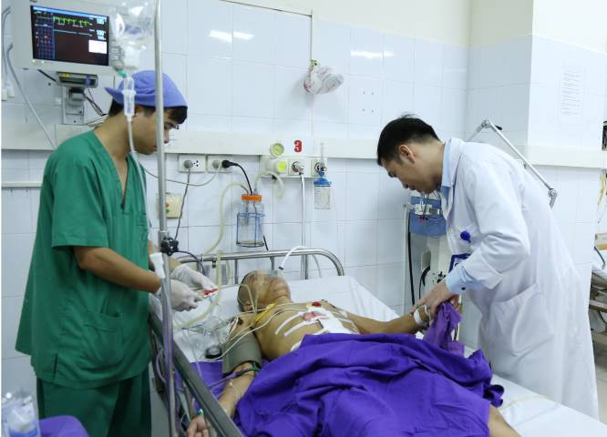 Bác sĩ thăm khám, theo dõi tình trạng bệnh nhân sau mổ