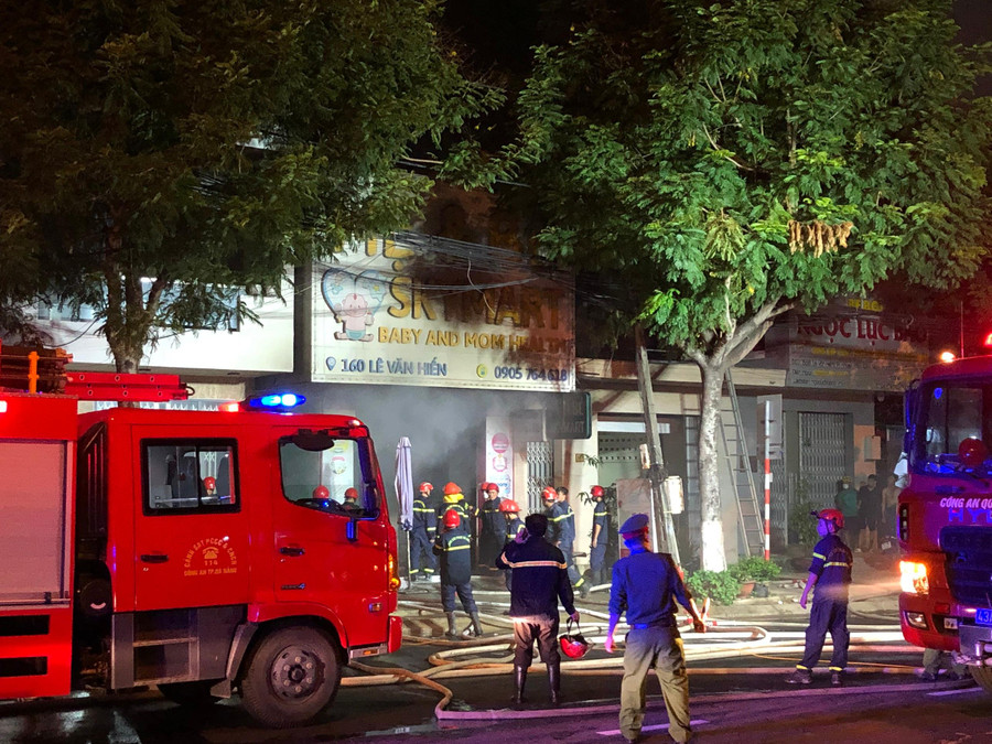 Xe cứu hỏa và lực lượng PCCC có mặt tại hiện trường dập lửa.