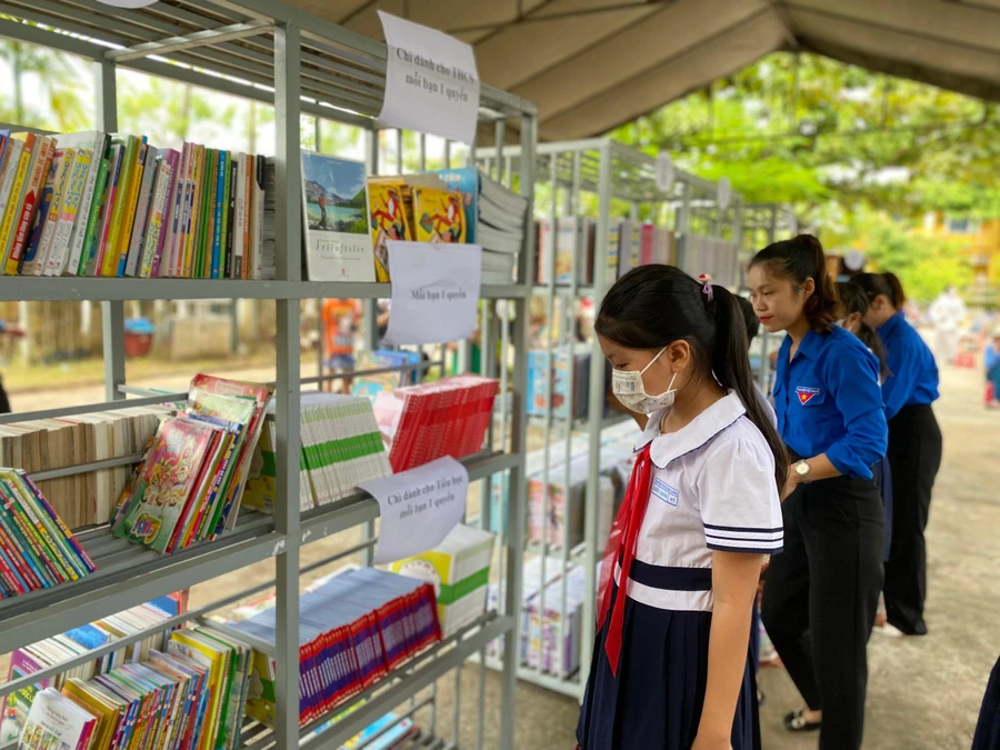 Các em học sinh có hoàn cảnh khó khăn được mua sắm miễn phí tại "Nhà sách yêu thương 0 đồng”. 