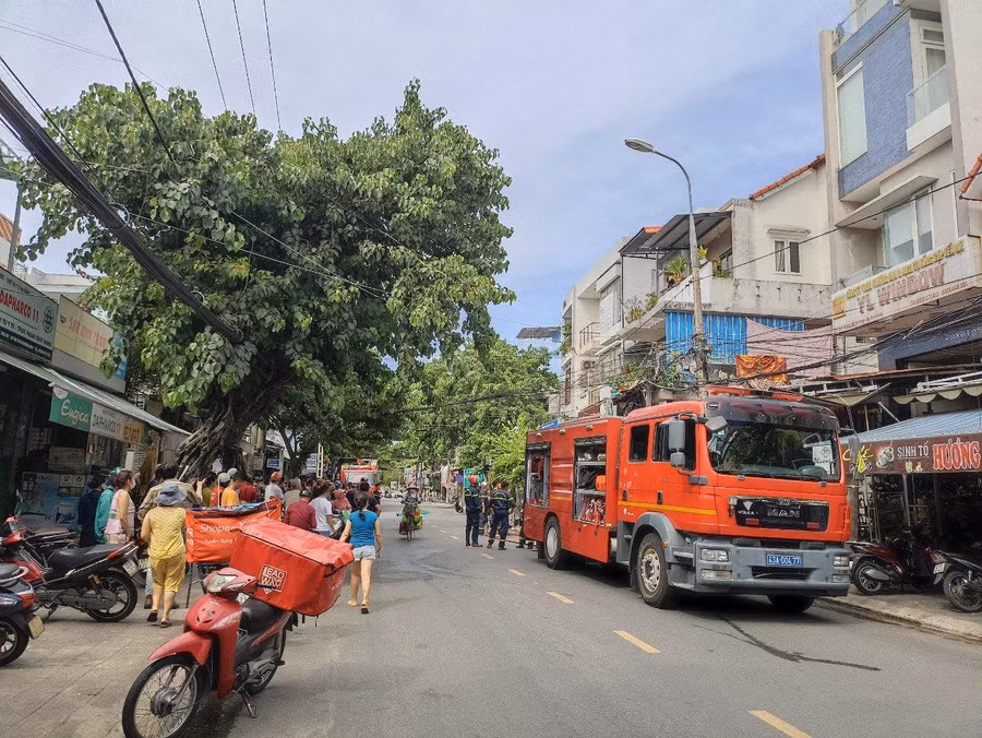 Xe chữa cháy đến hiện trường để dập lửa.