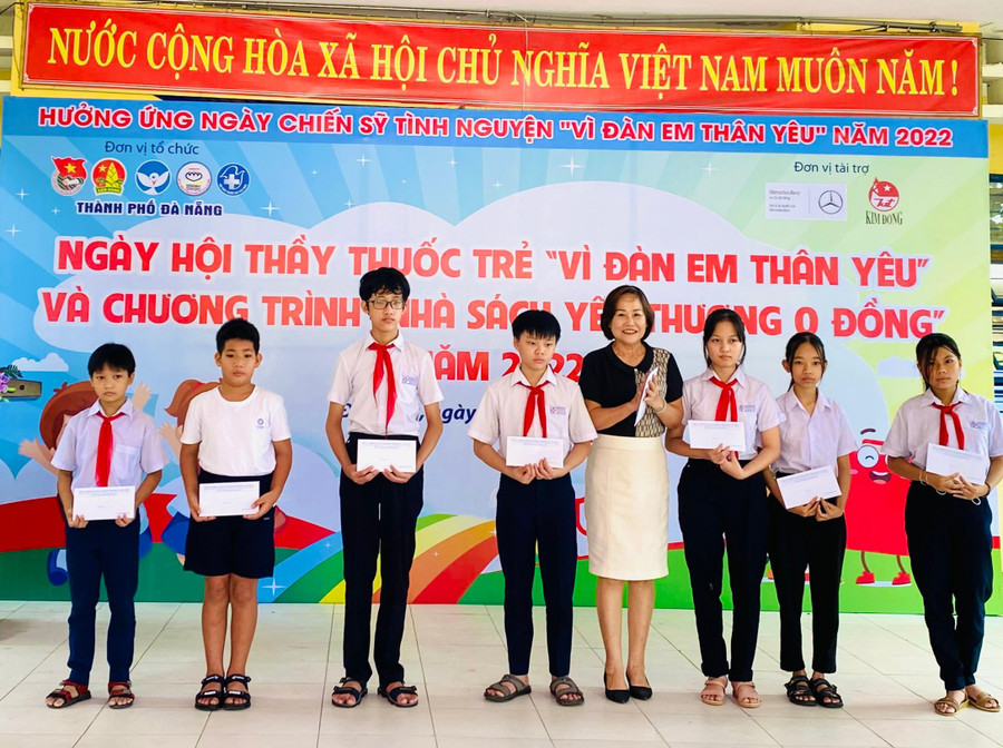 Tặng học bổng cho các em học sinh khó khăn. Tặng học bổng cho các em học sinh khó khăn.