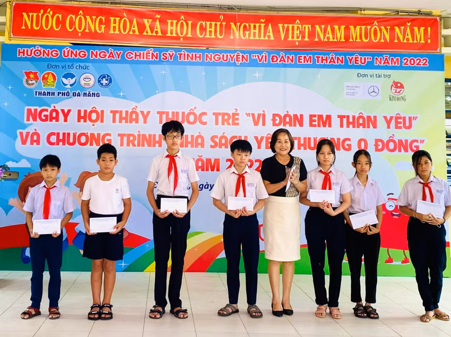 Tặng học bổng cho các em học sinh khó khăn.