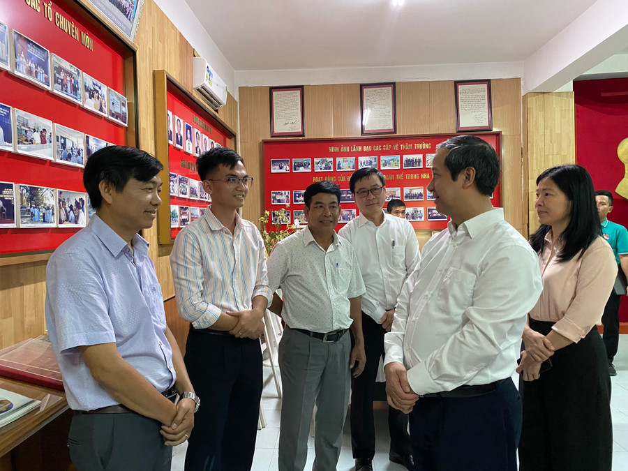 Bộ trưởng Nguyễn Kim Sơn trao đổi với cán bộ, giáo viên Trường THPT chuyên Lê Quý Đôn.