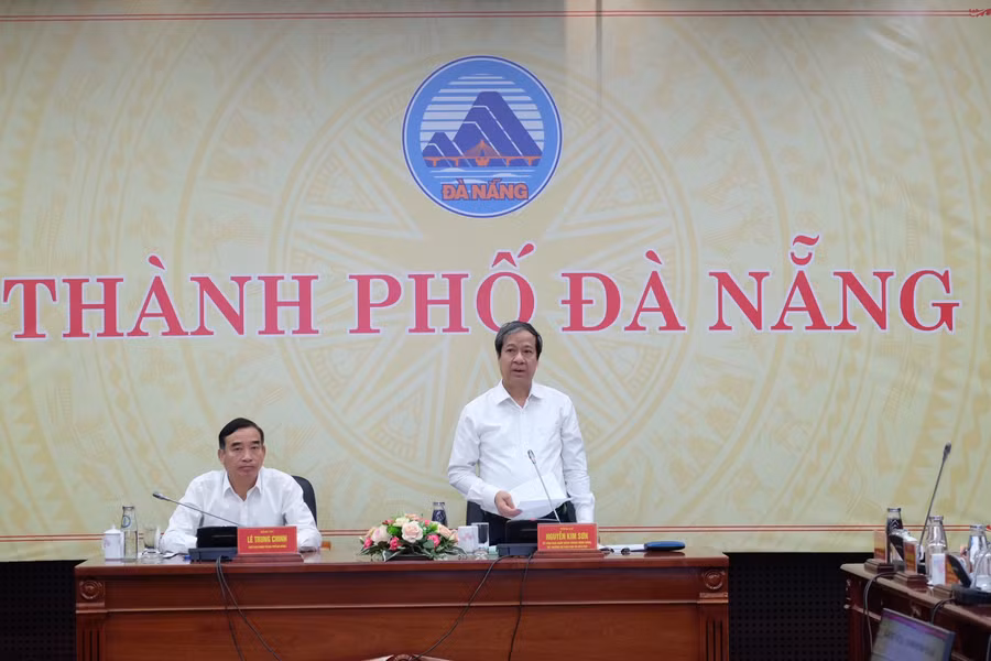 Bộ trưởng Bộ GD&ĐT Nguyễn Kim Sơn và ông Lê Trung Chinh - Chủ tịch UBND TP Đà Nẵng chủ trì buổi làm việc. 