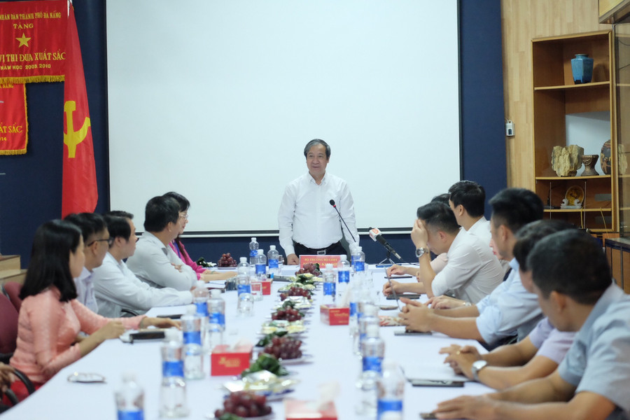 Quang cảnh buổi làm việc.