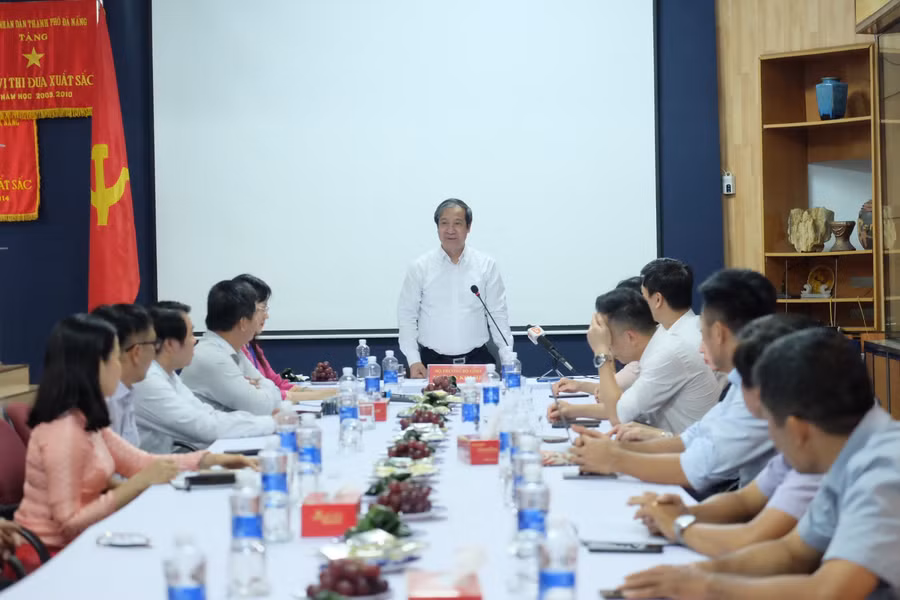 Quang cảnh buổi làm việc.