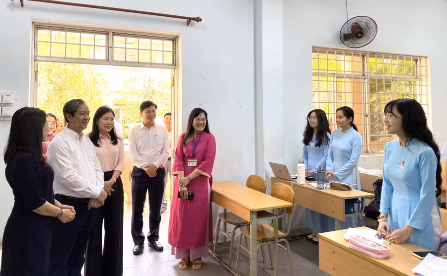 Bộ trưởng Nguyễn Kim Sơn thăm thầy và trò Trường THPT chuyên Lê Quý Đôn (Đà Nẵng).