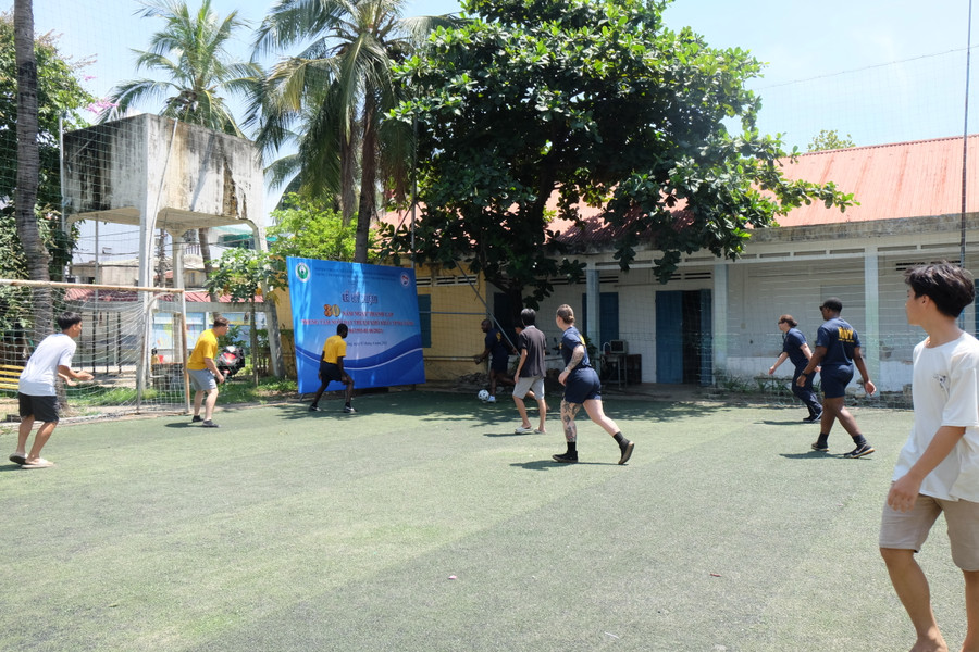 Các sĩ quan, thủy thủ đá bóng cùng các em học sinh. Ảnh: Hoàng Vinh. Các sĩ quan, thủy thủ đá bóng cùng các em học sinh. Ảnh: Hoàng Vinh.