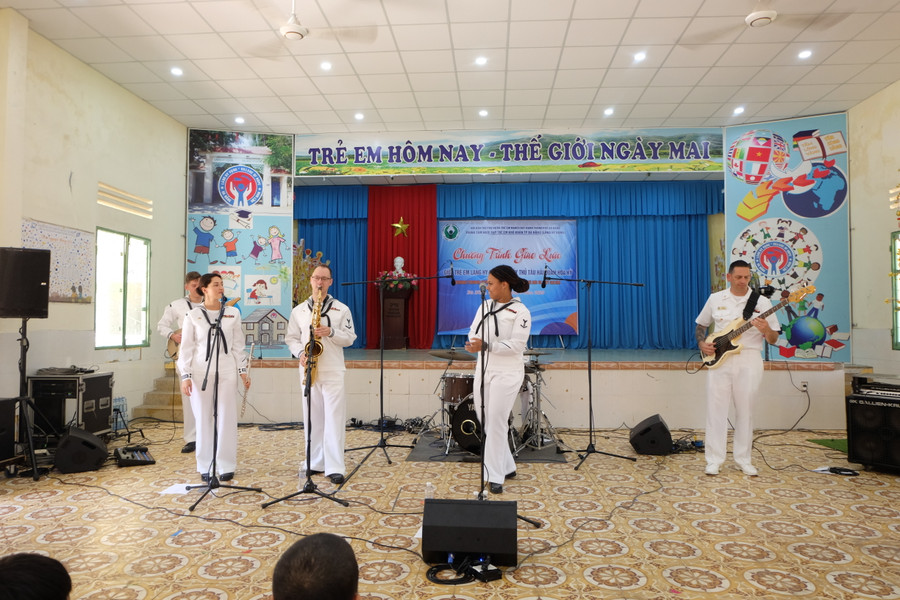 Các thủy thủ tàu sân bay USS Ronald Reagan biểu diễn ca nhạc tại Làng Hy Vọng. Ảnh: Hoàng Vinh. Các thủy thủ tàu sân bay USS Ronald Reagan biểu diễn ca nhạc tại Làng Hy Vọng. Ảnh: Hoàng Vinh.